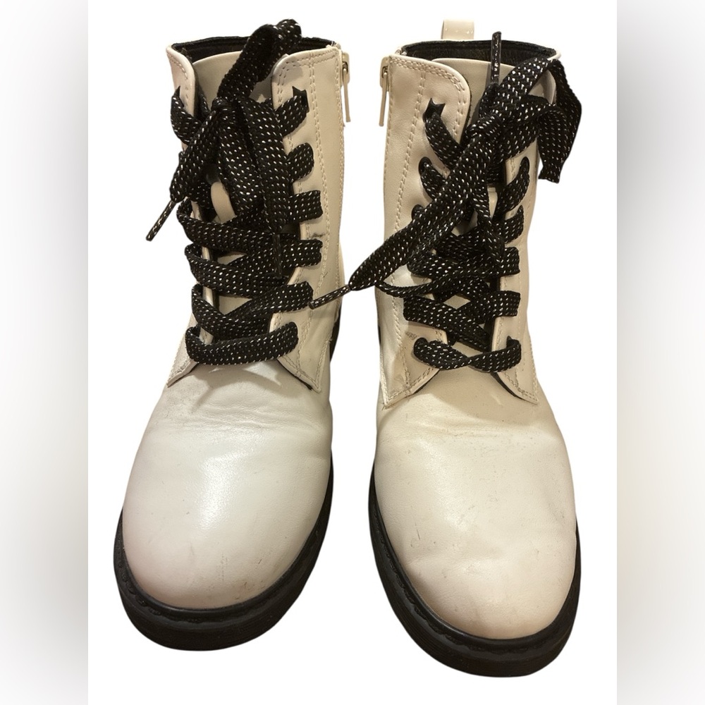 SO (Kohl’s brand) White and Black Lace-Up Kids Boots. Size 3.